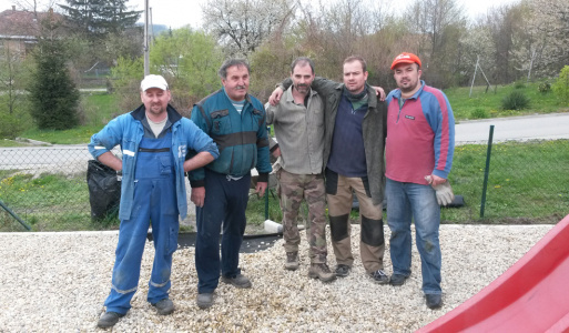 Brigáda - detské ihrisko 22.04.2017  Dokončovacie práce - Šiesti statoční :-)